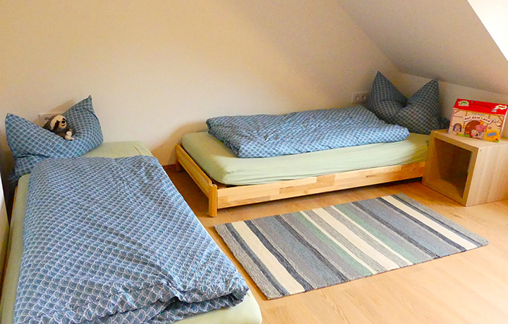 Schlafzimmer mit 2 Betten